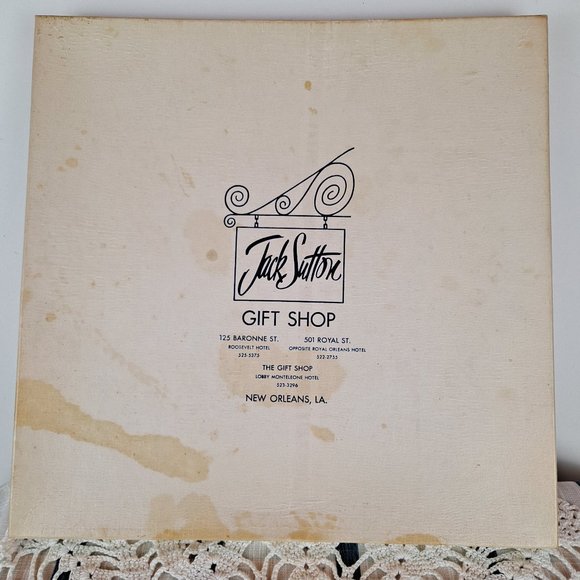 Vintage 1970s Embroidered Floral Tablecloth with 6 Embroidered Napkins Square - Picture 11 of 15